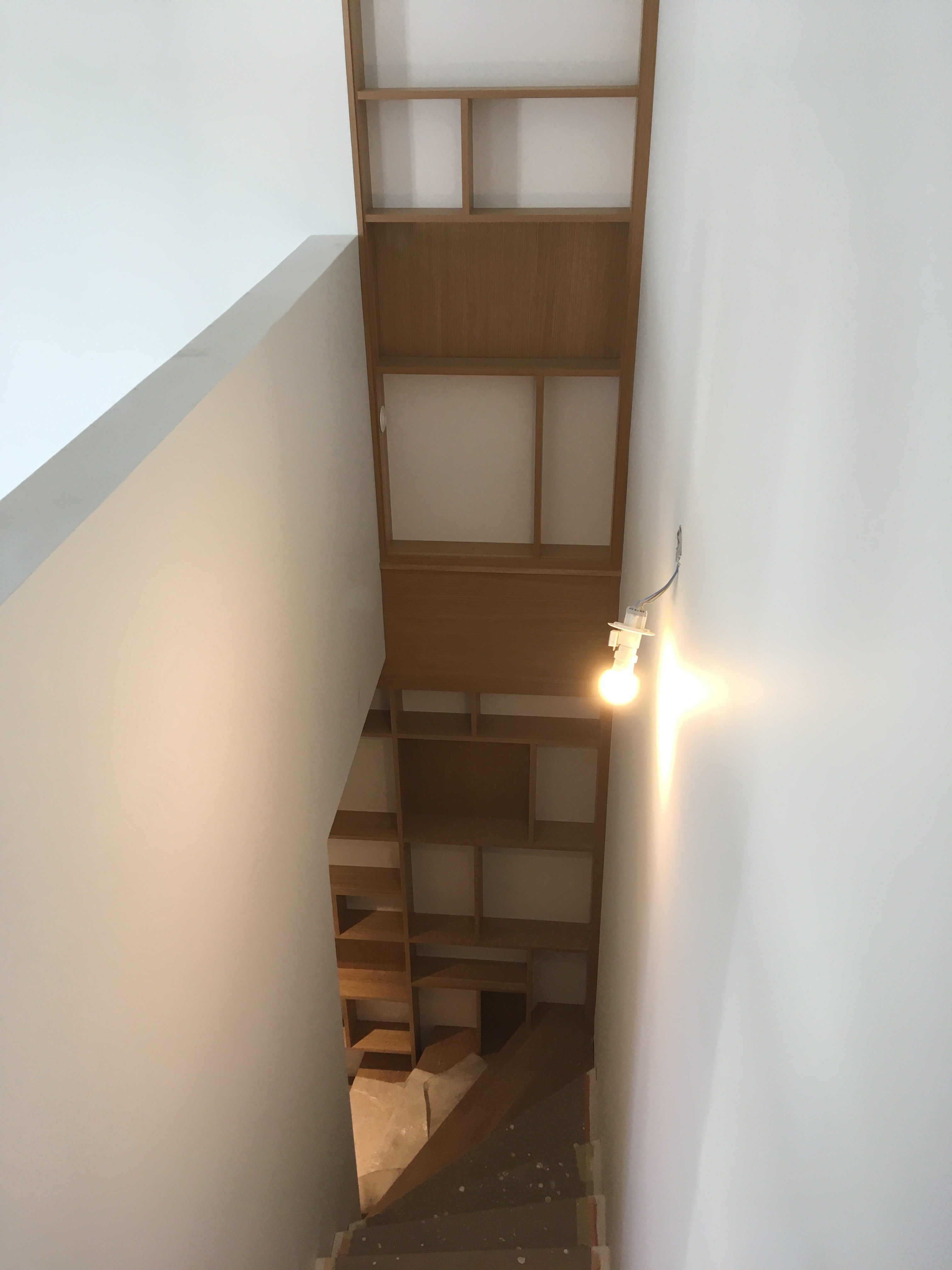 Niche de rangement dans un escalier